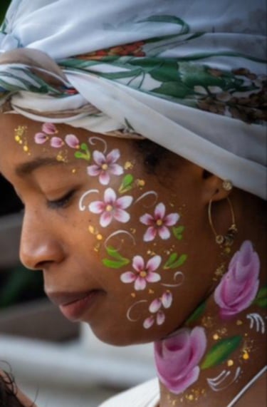 Femme se faisant maquiller au bar à paillettes, avec des paillettes scintillantes sur le visage